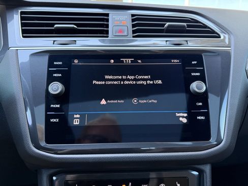 Used 2024 Volkswagen Tiguan SE w/ Panoramic Sunroof Package FWD image 22