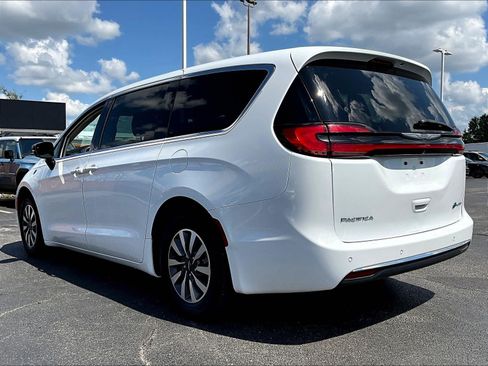 Used 2024 Chrysler Pacifica Limited FWD image 4