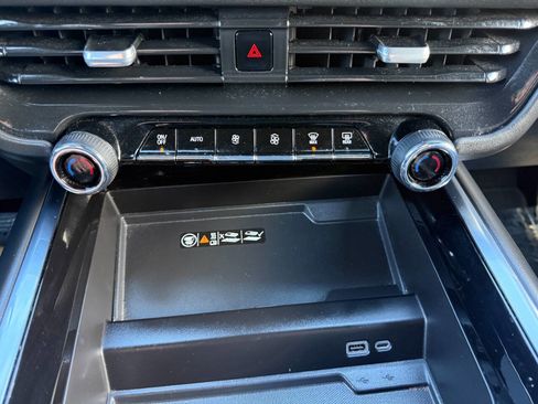 Used 2025 Chevrolet Suburban Z71 image 49