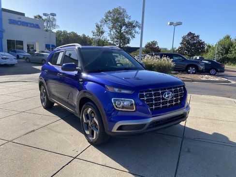 Used 2024 Hyundai Venue SEL image 2