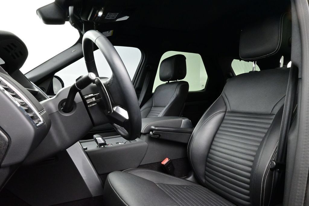 Used 2024 Land Rover Discovery Dynamic SE AWD/4WD image 5