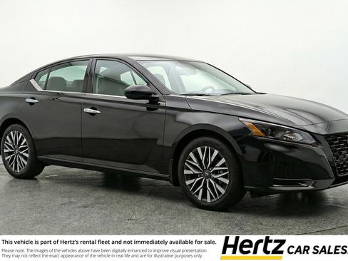 Used 2025 Nissan Altima 2.5 SV image 1