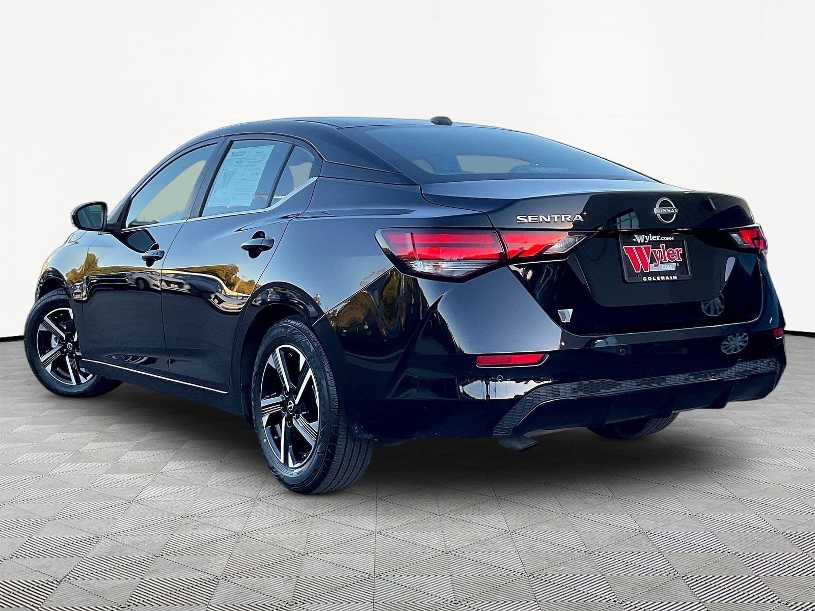 Used 2025 Nissan Sentra SV FWD image 4