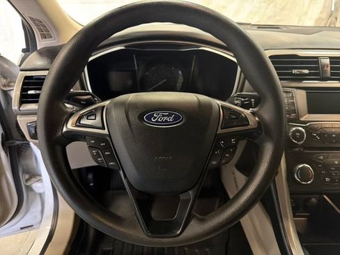 Used 2018 Ford Fusion SE FWD image 16