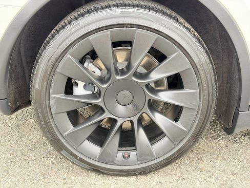 Used 2022 Tesla Model Y Long Range image 86