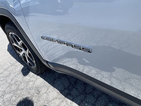 Used 2024 Jeep Compass Limited image 9