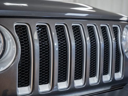 Used 2018 Jeep Wrangler Unlimited Sahara AWD/4WD image 11