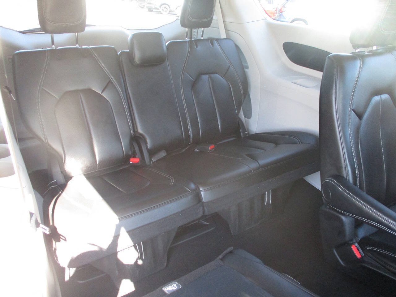 Used 2023 Chrysler Pacifica Touring-L FWD image 11