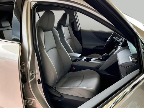Used 2024 Toyota Venza LE AWD/4WD image 8