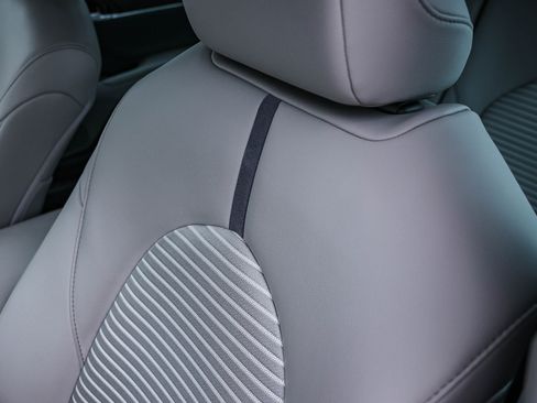 Used 2024 Toyota Camry SE image 30