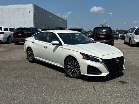 Used 2023 Nissan Altima 2.5 SV FWD image 2
