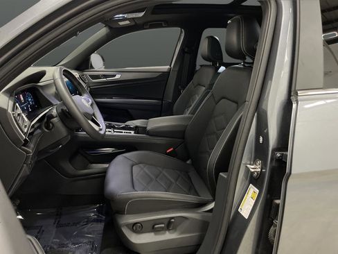 Used 2024 Volkswagen Atlas Cross Sport SE w/ Panoramic Sunroof Package image 4