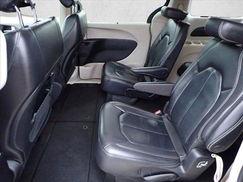 Used 2022 Chrysler Pacifica Touring-L image 10