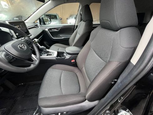 Used 2025 Toyota RAV4 XLE image 27