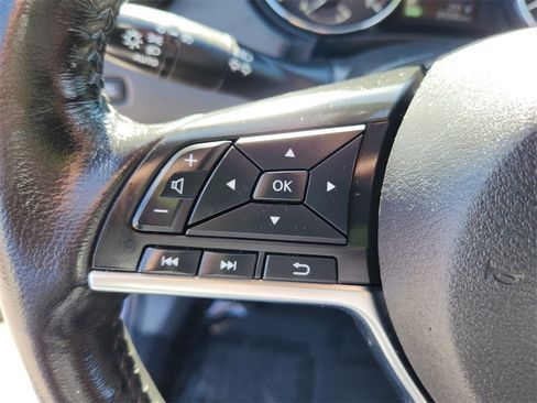 Used 2019 Nissan Rogue SV w/ Premium Package image 11