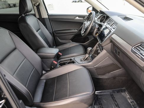 Used 2021 Volkswagen Tiguan SE image 16