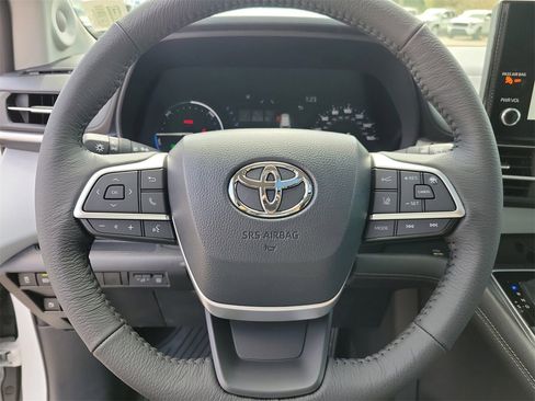 New 2026 Toyota Sienna XLE image 20