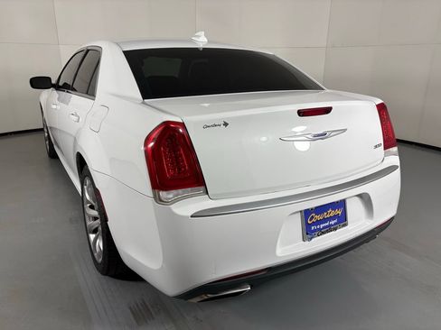 Used 2019 Chrysler 300 Touring w/ Chrome Appearance Package RWD image 6
