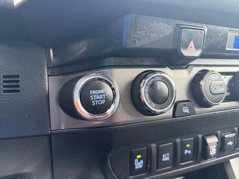 Used 2022 Toyota Tacoma TRD Sport w/ Technology Package AWD/4WD image 28