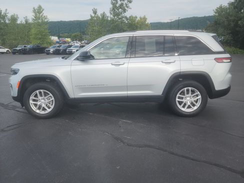 Used 2023 Jeep Grand Cherokee Laredo w/ Luxury Tech Group I AWD/4WD image 3