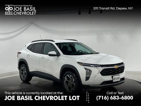 Used 2025 Chevrolet Trax LT FWD image 1