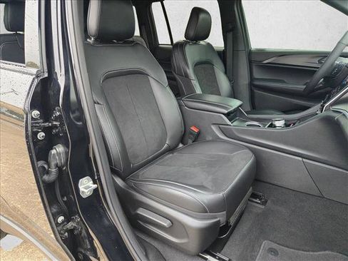 Used 2025 Jeep Grand Cherokee Altitude image 21