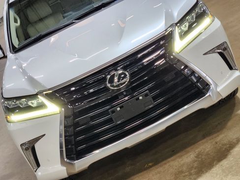 Used 2021 Lexus LX 570 4WD w/ Luxury Package image 19