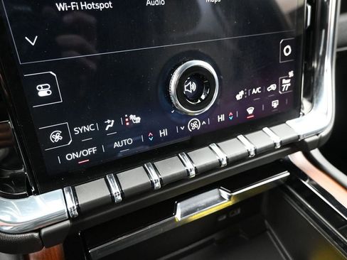 Used 2025 GMC Yukon XL Denali image 17