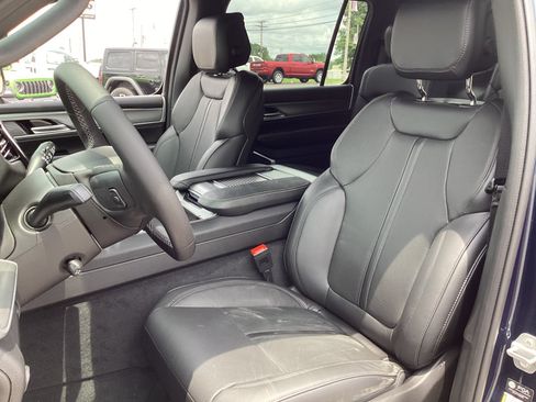 New 2026 Jeep Grand Wagoneer 4WD w/ Premium Group I image 9