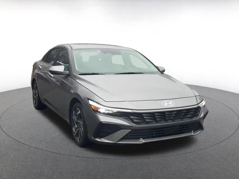 Used 2025 Hyundai Elantra Limited image 3