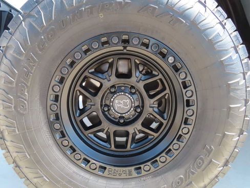 Used 2023 Jeep Gladiator Sport AWD/4WD image 5