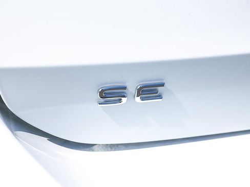 New 2025 Volkswagen Taos SE image 14