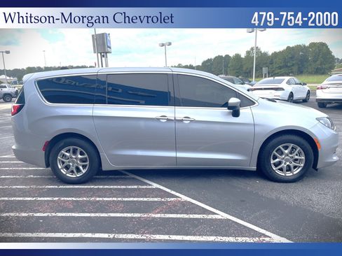 Used 2022 Chrysler Voyager LX image 4