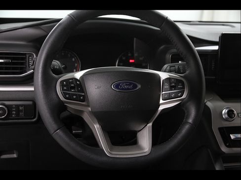 Used 2023 Ford Explorer XLT w/ Equipment Group 202A AWD/4WD image 8