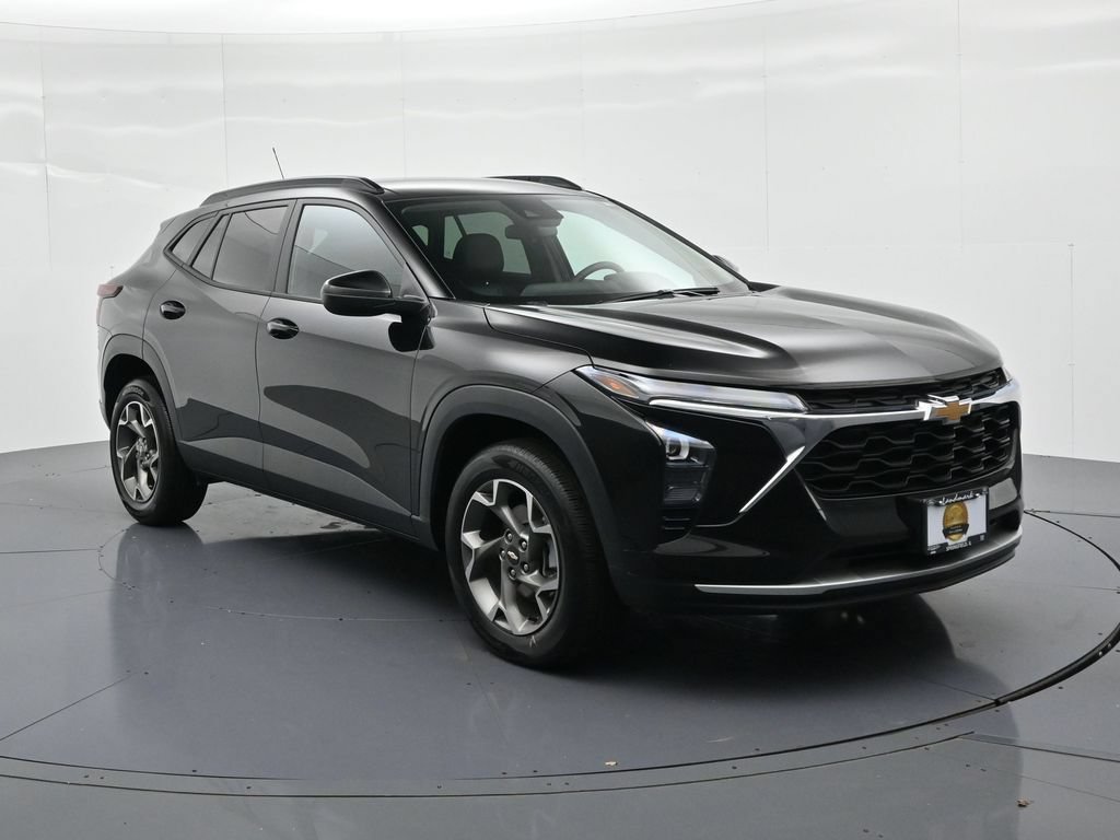 Used 2025 Chevrolet Trax LT FWD image 4