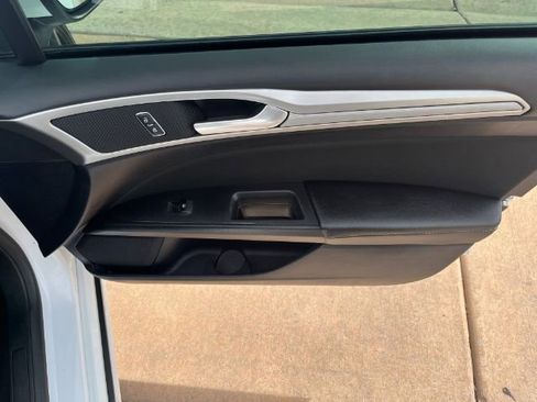 Used 2020 Ford Fusion SE image 18