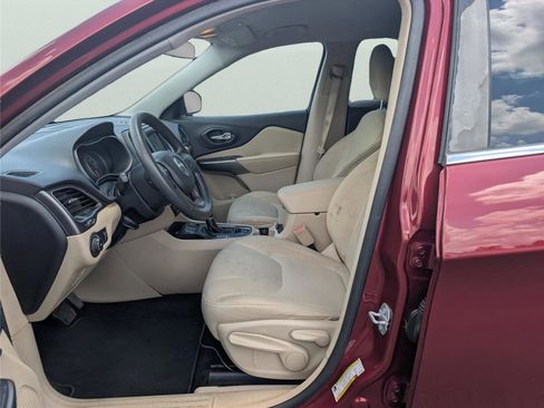 Used 2019 Jeep Cherokee Latitude w/ Popular Appearance Group FWD image 32