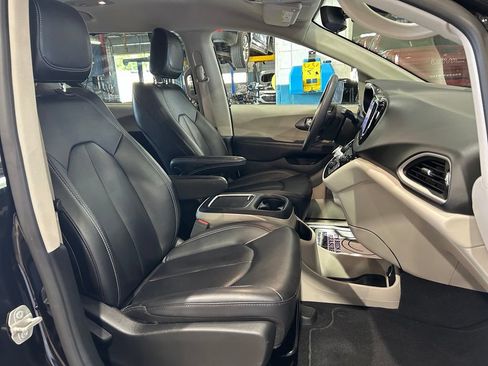 Used 2024 Chrysler Pacifica Touring-L FWD image 38