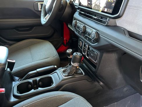 Used 2025 Jeep Wrangler Unlimited Sahara AWD/4WD image 16