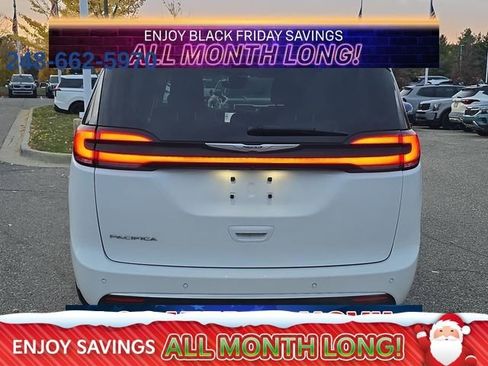 Used 2022 Chrysler Pacifica Touring-L image 5