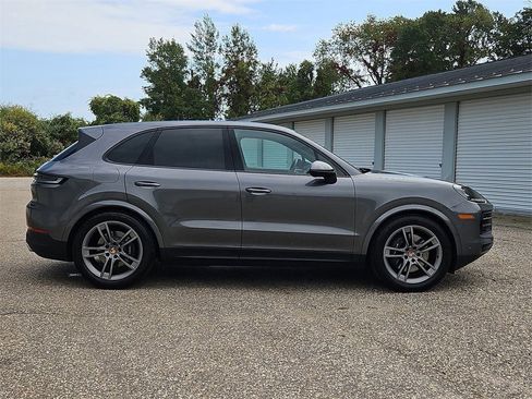 Used 2025 Porsche Cayenne image 8