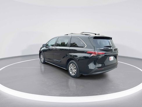 Certified 2022 Toyota Sienna XLE FWD image 6