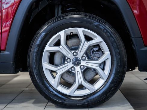 Certified 2025 Jeep Compass Latitude w/ Sun & Sound Group AWD/4WD image 21