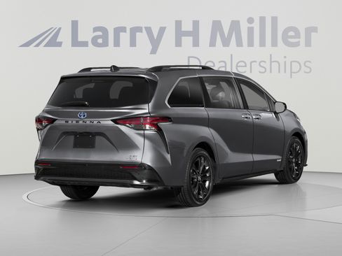 Used 2022 Toyota Sienna XSE AWD/4WD image 2