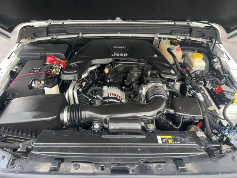 Used 2019 Jeep Wrangler Unlimited Sport image 12