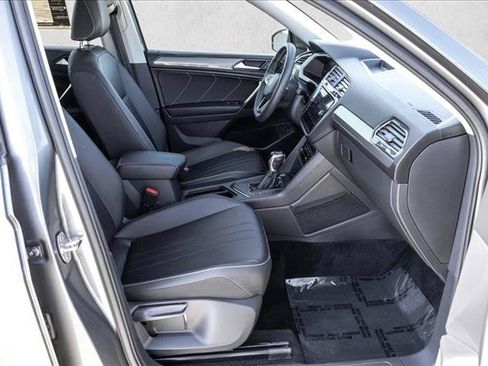 Used 2023 Volkswagen Tiguan SE w/ Panoramic Sunroof Package FWD image 26