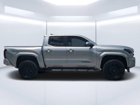 Used 2025 Toyota Tacoma SR5 AWD/4WD image 2