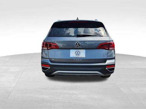 Used 2024 Volkswagen Taos SE w/ Panoramic Sunroof Package FWD image 6