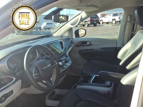 Used 2024 Chrysler Pacifica Touring-L image 11