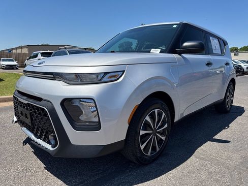 Used 2021 Kia Soul LX FWD image 3
